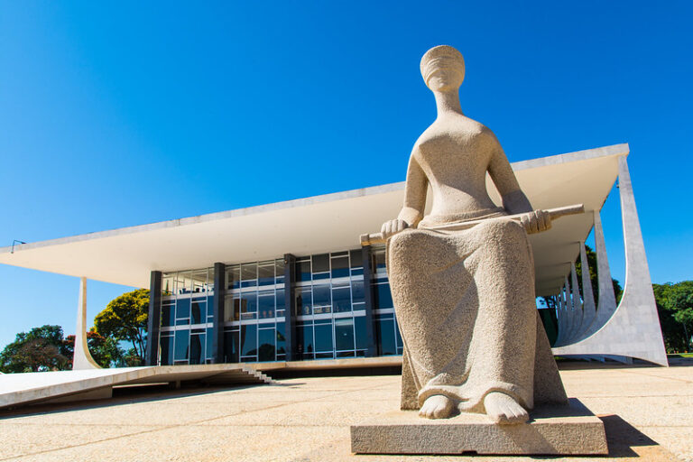 Base do governo racha e trava votação de pacote econômico na Câmara